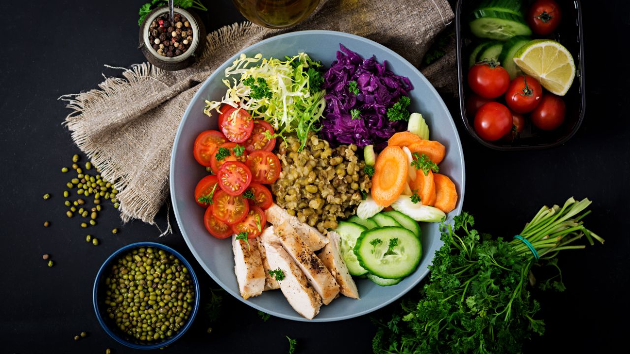 healthy-salad-with-chicken-tomatoes-cucumber-lettuce-carrot-red-cabbage